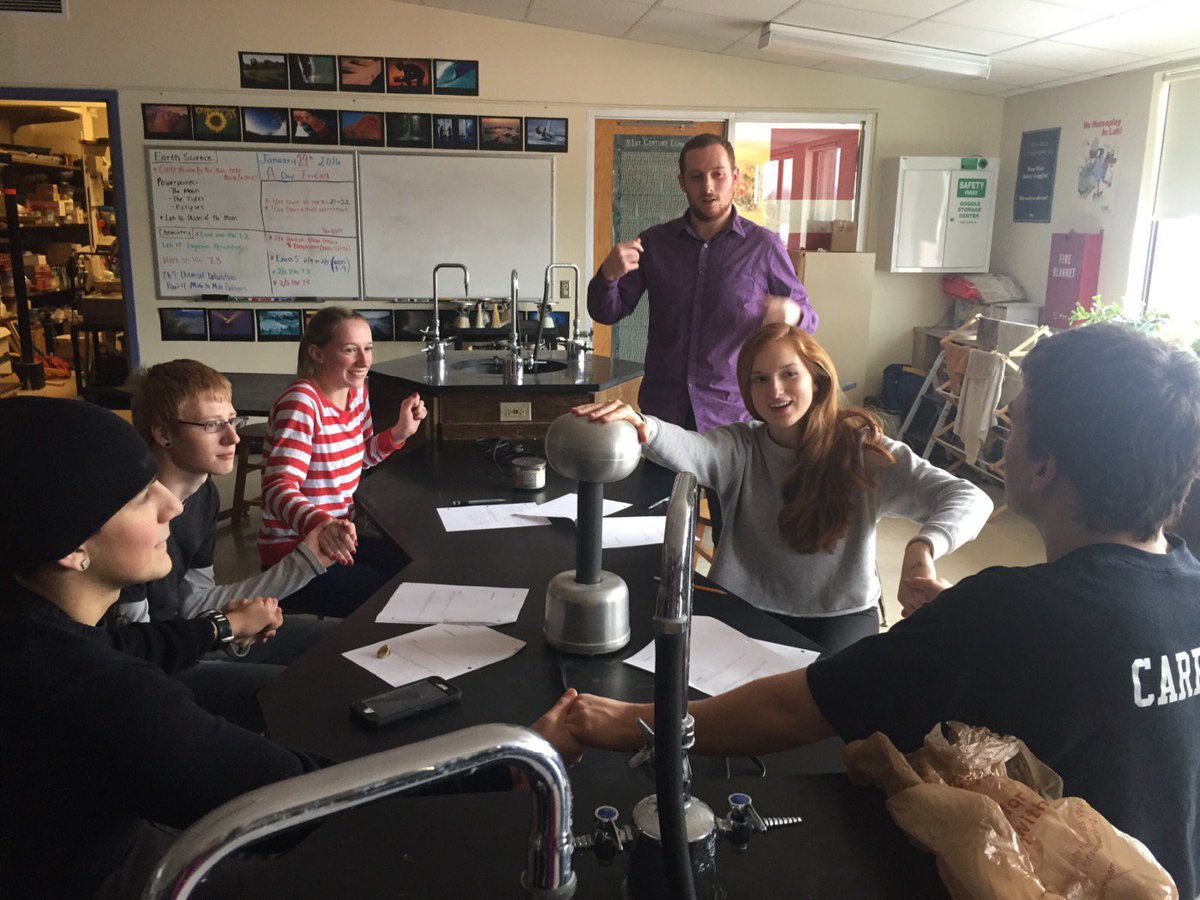 mcs_wildcats's tweet photo. MCS Physics class creating a human chain of Static Electricy courtesy of the Van de Graff generator! https://t.co/pjJeNJBRqP