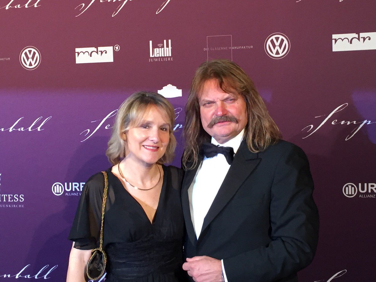 nomkhita12's tweet photo. LIVE: Kult-Musiker Leslie Mandoki und seine Frau Eva an der Pressewand des #Semperopernballs in #Dresden https://t.co/QQSupnR4bY