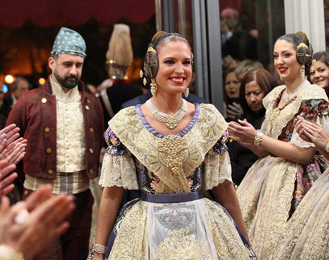 JCF_Valencia's tweet photo. Radiant. Simplement radiant. Alícia ha entrat al Palau lluint l'espolí blau imperi #Exaltació16
Foto:Armando Romero https://t.co/0m78AXD0oI
