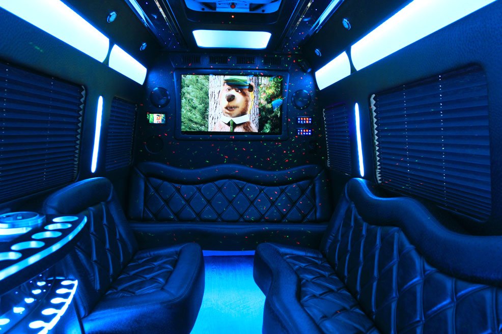 TIFFANYCOACH's tweet photo. #SPRINTERLIMO https://t.co/NMWFuVVOyt