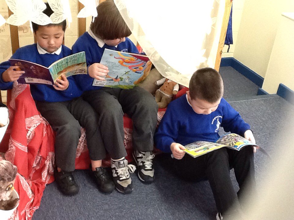 KensingPrimary's tweet photo. Y1 IG earned the gift of reading. Tough comprehension task? Not for us! #Love Edward Lear #Quangle Wangle #readers https://t.co/ni0Hk4ukmb