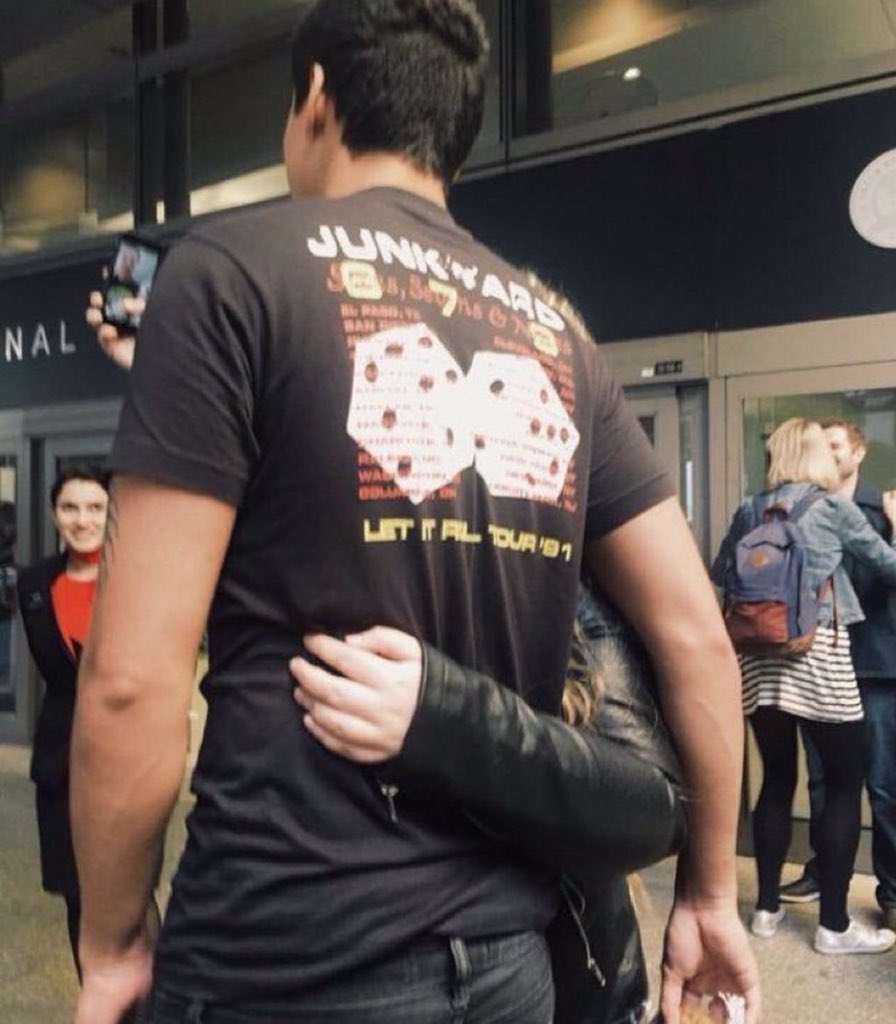 5SOSNZUpdater's tweet photo. Calum with fans at the airport recently! January 29, 2016 Part 2 -a https://t.co/gEm8As2oo6