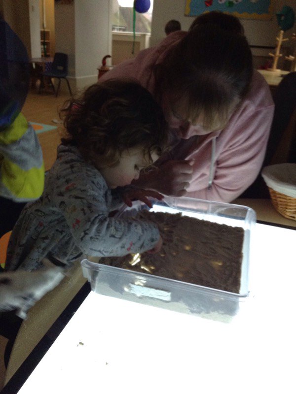 pumpkinpnursery's tweet image. place sand tray onto light box Toddlers #makemarks with their bodies &apos;oh pretty light&apos; #eyfs early #writing