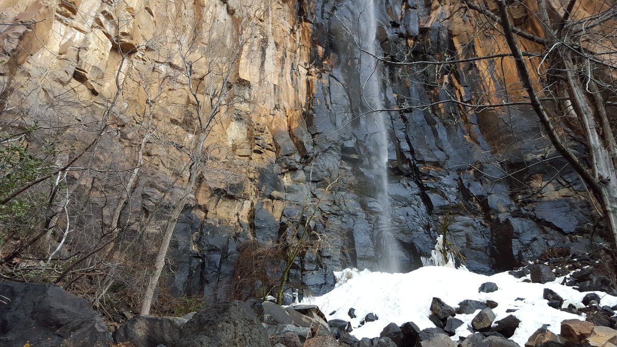 PHXClimbsEvents's tweet photo. AZ is not necessarily what people think! Here, some routes as the Oak Creek Waterfall get wet and icy. #climbaz https://t.co/1D04THYKtV