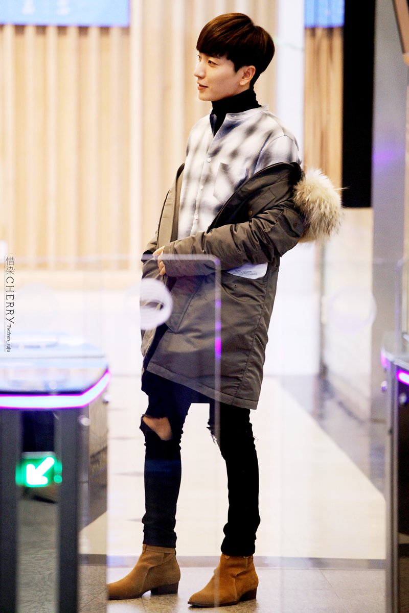 fren_suju's tweet photo. 160129  kiss the radio SUKIRA 퇴근   #이특 #Leeteuk 10P 누구든지 인사를 하는 최고 leader  https://t.co/xz4DKeMgya https://t.co/R9jH3LfNUt