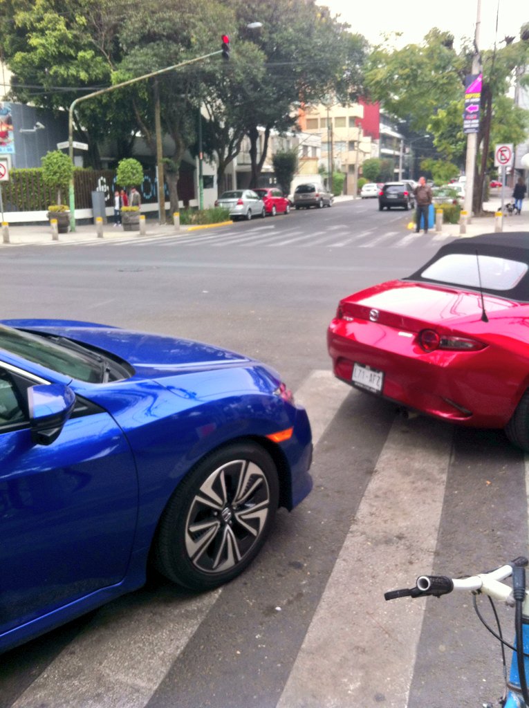 floresaquino's tweet photo. #AdiosDF misma problemática, Moras y Rgz. Saro, cp 03240 aquí no hay #NRTDF diario obstáculos al peatón! https://t.co/rSPaXSdcuh