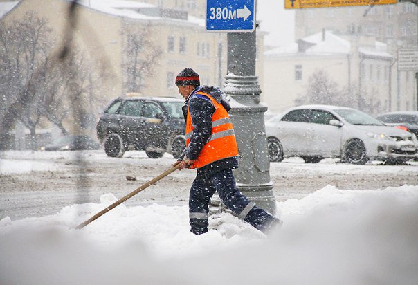 Москва чистят снег. Уборка снега в Москве. Коммунальщики убирают снег красиво. Быстрая уборка снега. Уборка снега Легенда.