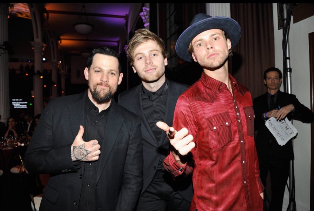 Ashton5SOS's tweet image. Big brother @JoelMadden &amp;amp; @Luke5SOS 🤘🏼👍🤗🚀😊