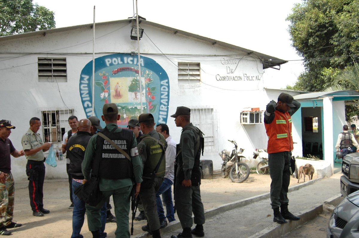 L_arosales's tweet photo. @TelevenTV Este jueves la policia del municipio Miranda desmanteló laboratorio de presunta droga  caserio Elhelechal https://t.co/t1p1O8Djut
