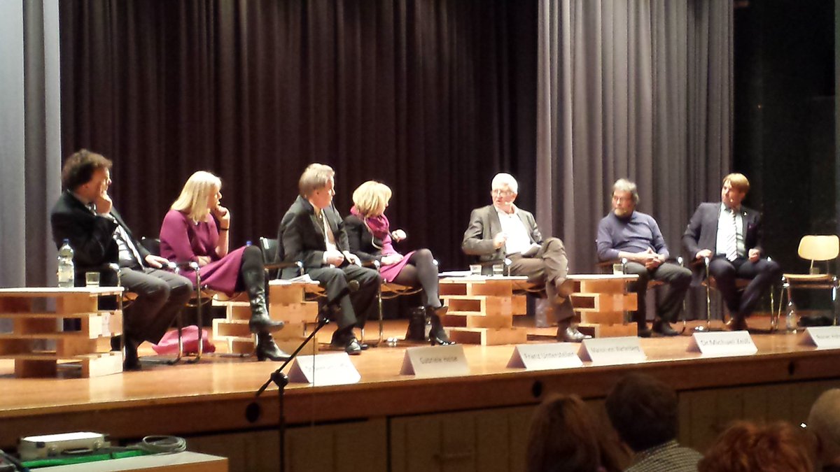 Podiumsdiskussion in Feuerbach. Dr. Reinhard Löffler stellt sich dem Wettbewerb in Wahlkreis IV. #ltw16