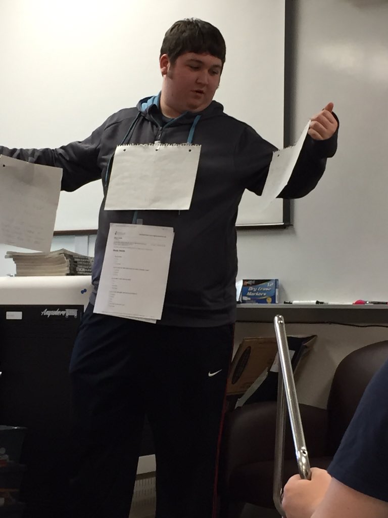 hdobyns5's tweet photo. When you forget to buy a trifold for your final https://t.co/i5BkKT3sD8