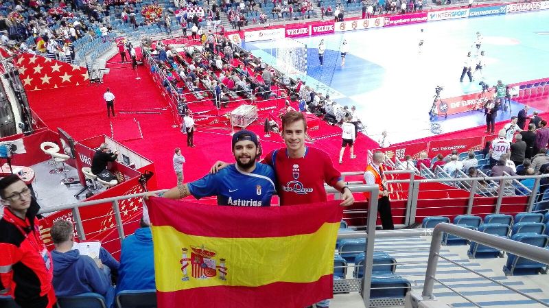 desdeSoria's tweet photo. Ánimos sorianos en directo para la selección española de balonmano. https://t.co/XuIrc49Ynk https://t.co/HLw5oeH6gi