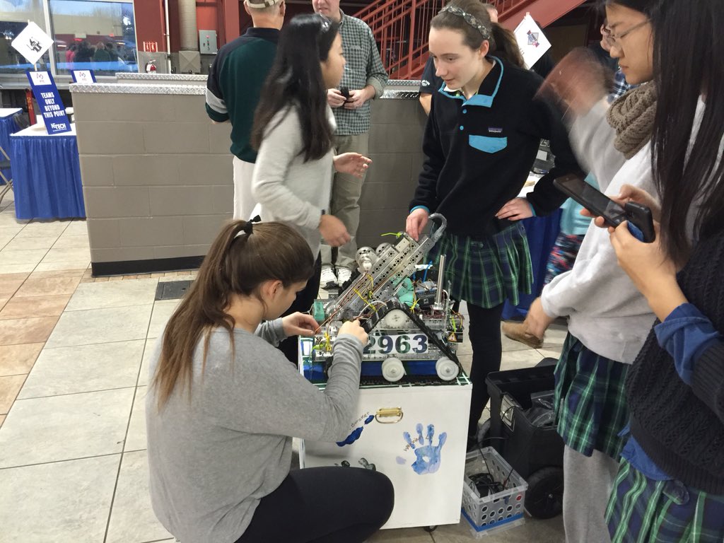lynxbot's tweet photo. Post-inspection fixes before judging. #RIFTC 2016 is underway! #omgrobots @RI_FIRST_FTC https://t.co/HmovkPwSoJ