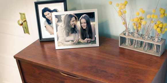 people's tweet photo. #GilmoreGirls Netflix revival is officially happening! https://t.co/AlajxLBAl6 https://t.co/yDaxf4BO6A