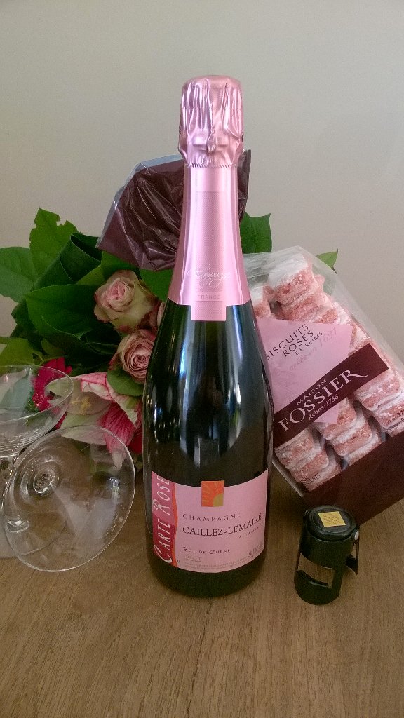 MJBubbles1's tweet photo. Almost Valentines day... Looking for the perfect present? #pinkchampagne #biscuitsroses #flowers #caillezlemaire https://t.co/yh2IjFliuy