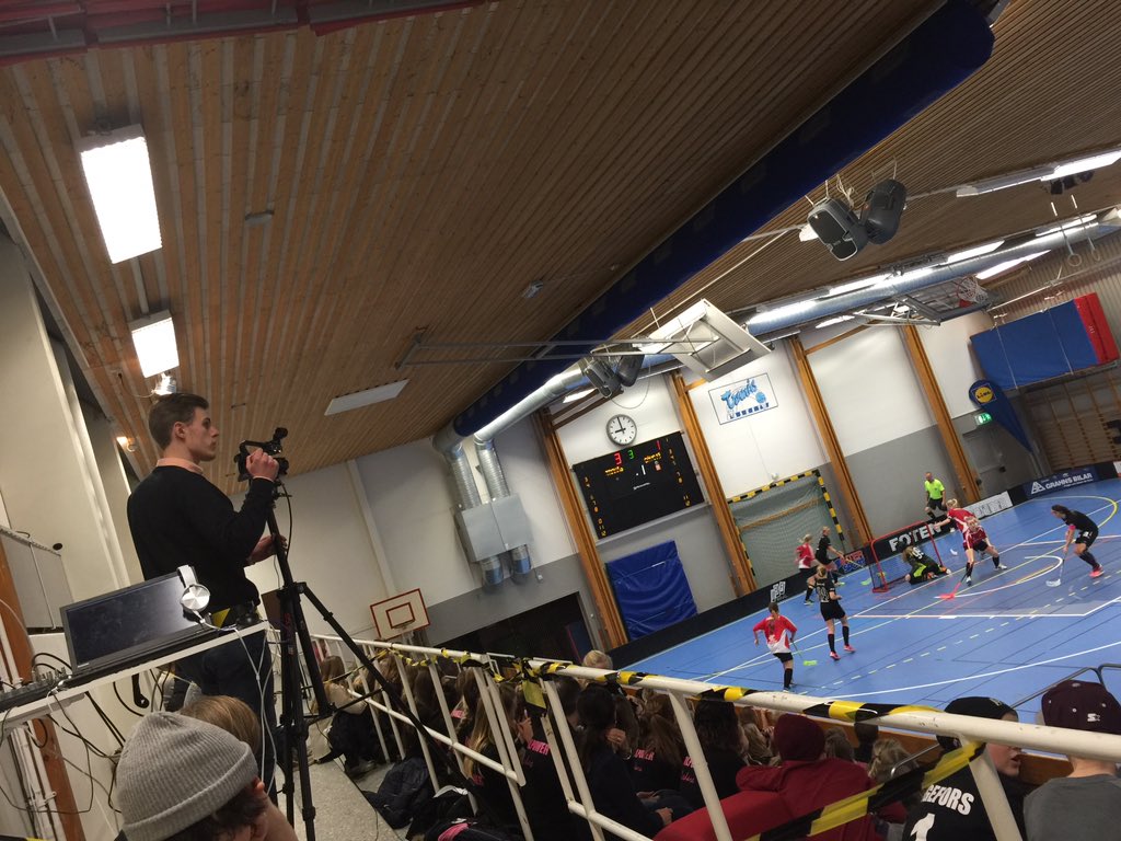 Över 200 pers på en dam-match i div 3. Imponerande! Dessutom går intäkterna till projektet #flicka #ibftranås