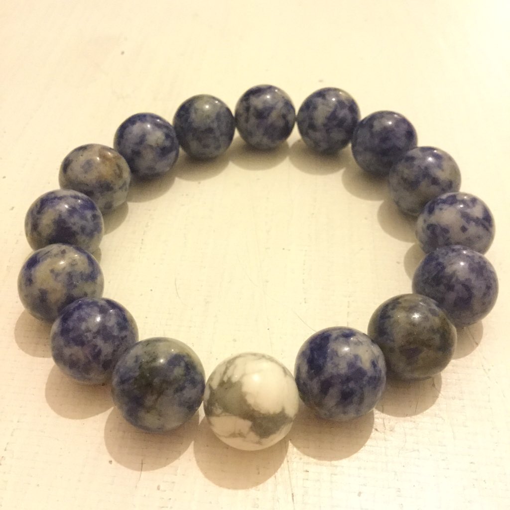 dan_stuff88's tweet photo. This blue snowflake beaded bracelet will be available in the shop soon. ❄️❄️#dwbeads #bracelet https://t.co/OtBmrG5z8C