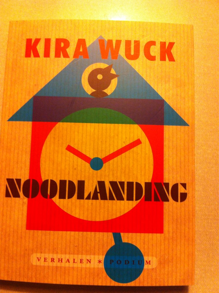 edithleest's tweet photo. De @WvhKV is nog niet eens begonnen of de nieuwe verse verhalenbundels vliegen ons al om de oren! #Noodlanding #Wuck https://t.co/O00d2prGog