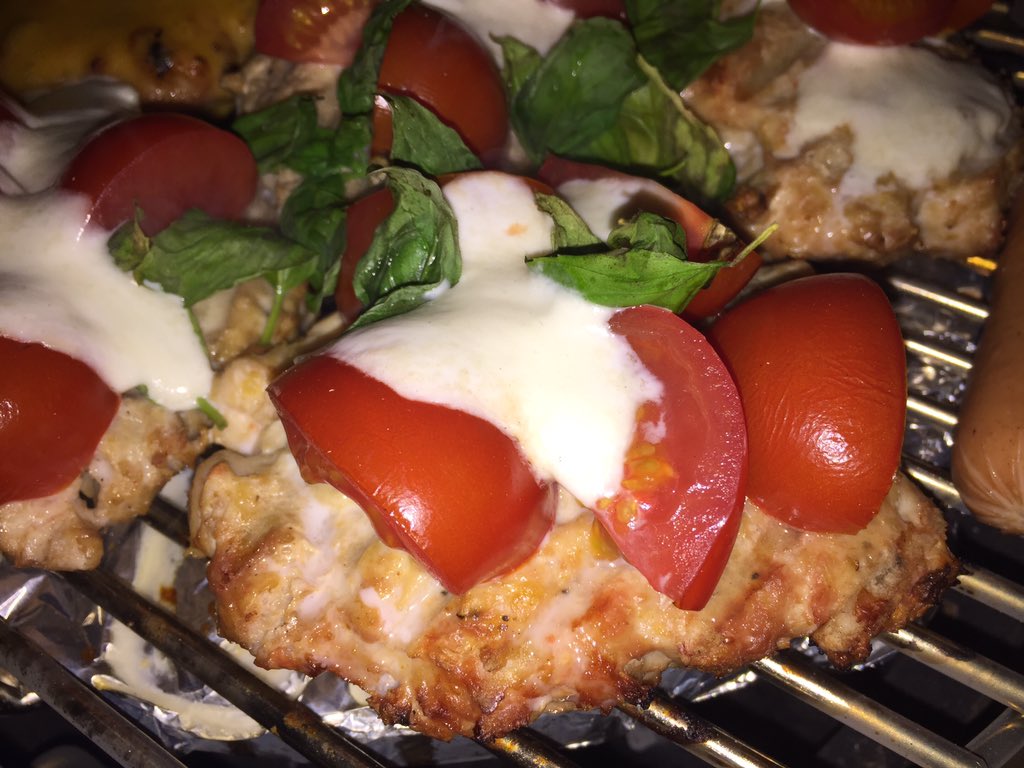 #tomato #basil #mozzarella #cheddar #organic #chicken #burgers #KamadoJoe #fogolumpcharcoal #yumm #dinner #foodporn