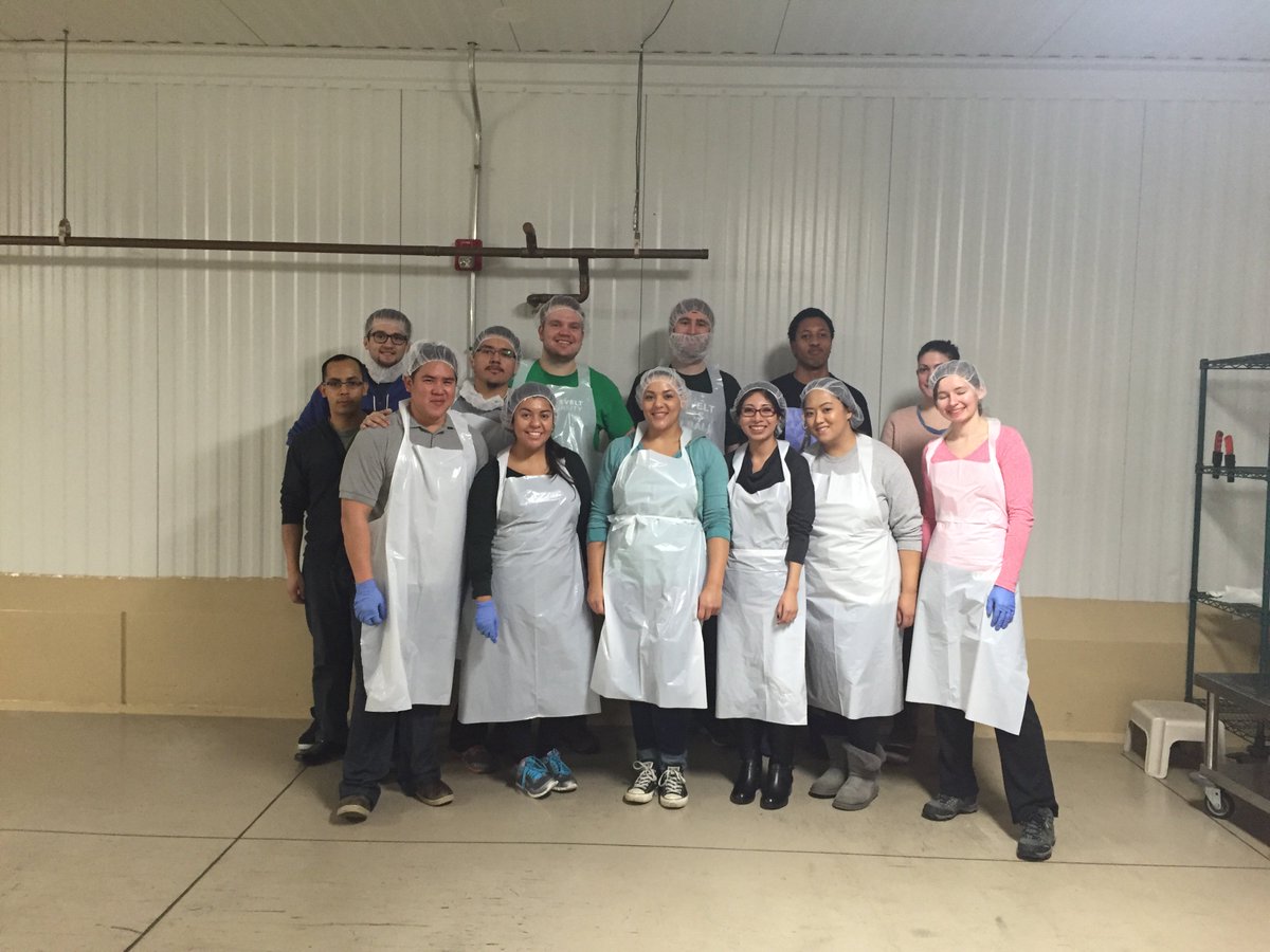 RooseveltCSI's tweet photo. Thank you to everyone who joined us for our service outing! @RooseveltU #RUInvolved #RooseveltUniversity #RUServing https://t.co/DhOnf2kwAT