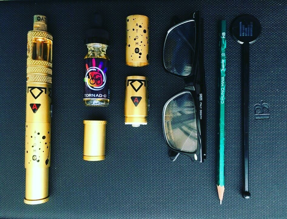Atom_Vapes's tweet photo. Bare essentials... I always keep my #GoldenRevolver close by. Only 888 ever made! 

#AtomVapes #gClapton #VGOD https://t.co/MwEijqdiQN