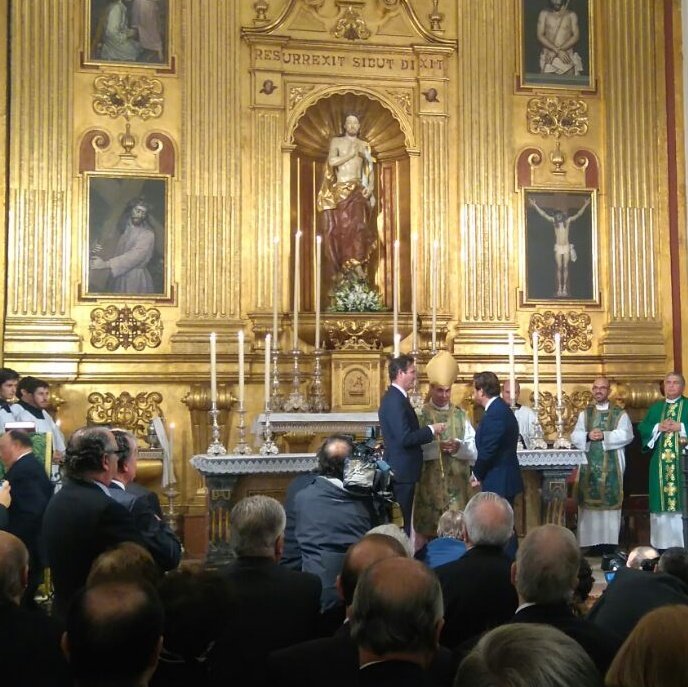 lasentencia's tweet photo. E. Pastor ha recibido de manos de @AtenciaPablo y el Obispo de @DiocesisMalaga la medalla de oro de @cofradiasmalaga https://t.co/2SutiyoGZO