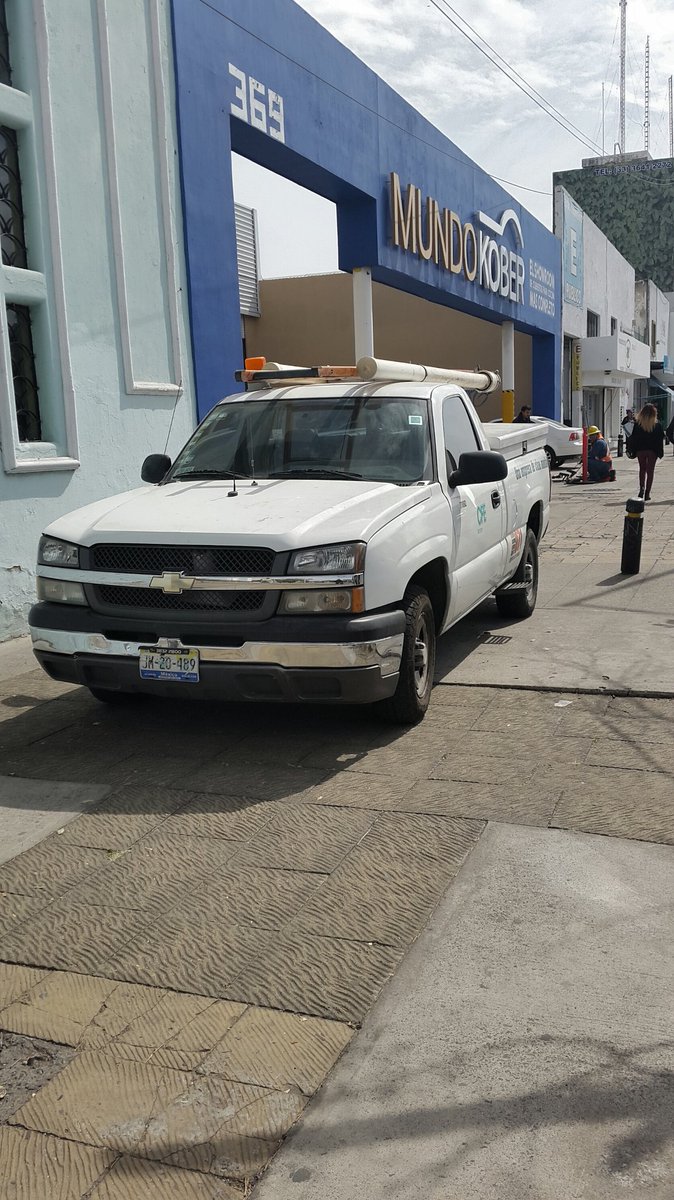 agarzae's tweet photo. @Trafico_ZMG @MovilidadJal  con toda prepotencia se estacionan lo de la CFE en la banqueta de Federalismo https://t.co/3p40LOSG7i