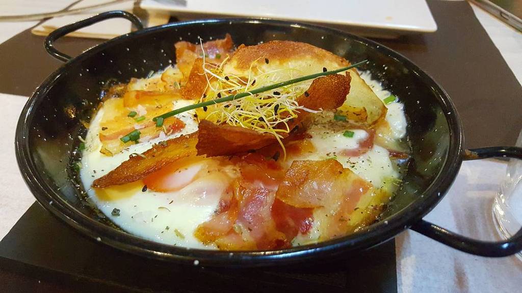 luma_net's tweet photo. Provolone gratinado con huevo de corral y panceta en @a_contracorr https://t.co/9v8Os1qkgO