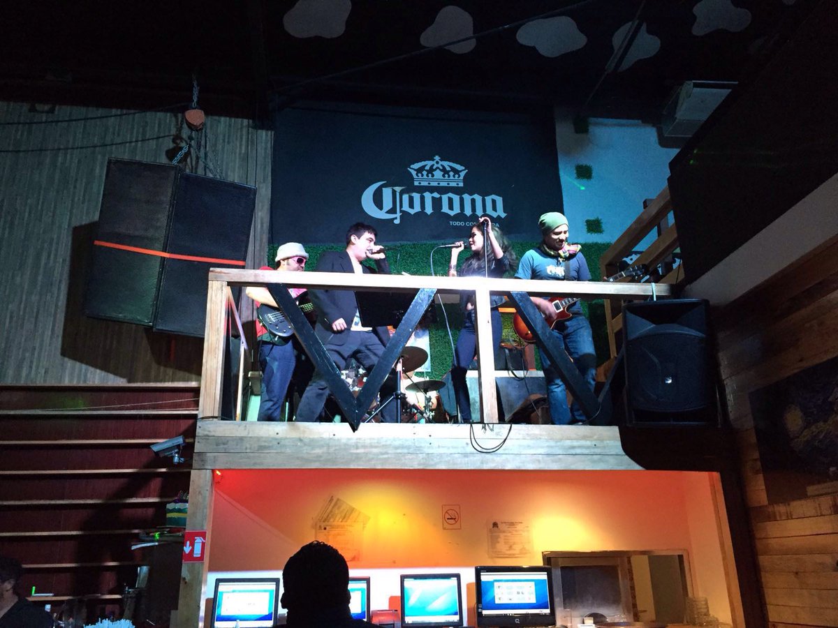BandaFabula's tweet photo. Hoy seguimos la fiesta en @LaVaquitaDeVhsa drinks+rock+diversion @CindyLeonRuiz @luis_andres2910 @FretlessBender https://t.co/5L1iVoob6z