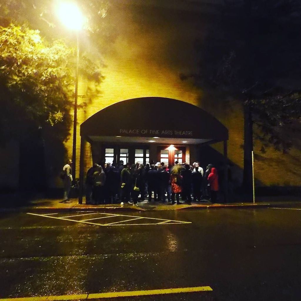 YevP's tweet photo. Line forming to see @hardwick film his #funcomfortable special. #jokes #funcomfortabletour @lydiahearst #nerdist #h… https://t.co/QeexATp24a