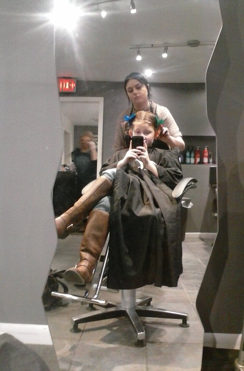ORennhack_'s tweet photo. Took pictures of the girl next to me she was trying to be cool she's like 5 sit cha butt down #sit https://t.co/lqOhhHawgx