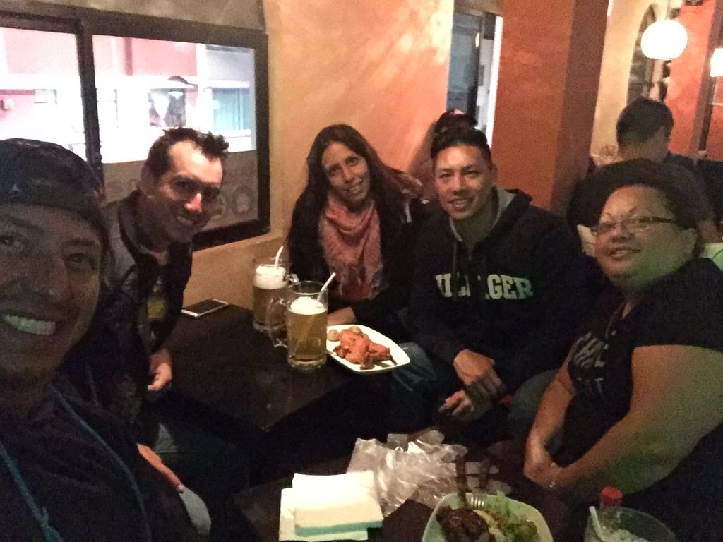 RIRM79's tweet photo. #NocheAmarilla comiendo unas alitas con los amigos https://t.co/vWMyPGO1W0
