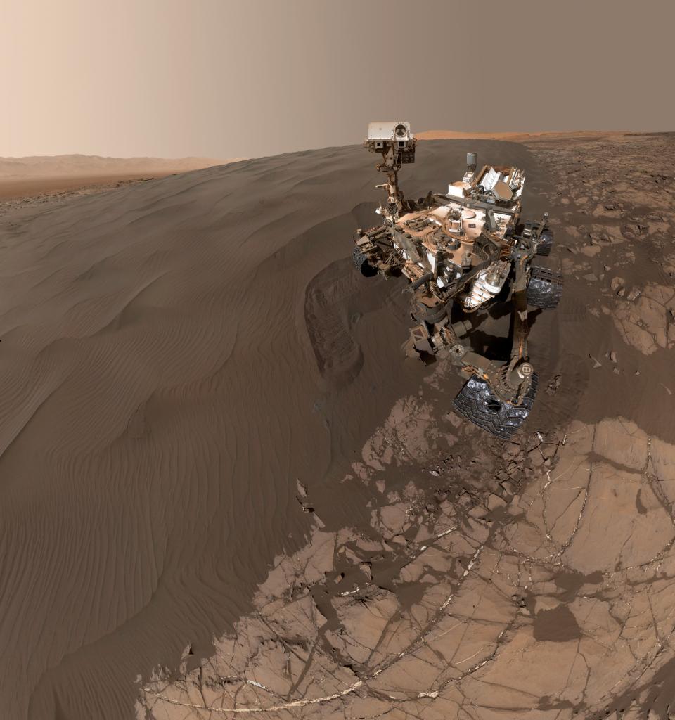 NASA разместило селфи марсохода Curiosity на фоне дюны Намиб CZ7Bu29WQAAt4Me