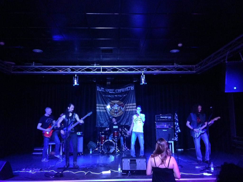 CZurdoMusic's tweet photo. . Esto suena de puta madre chavales!!! Lo que os estáis perdiendo!!! Altamente recomendable @ElectricTributo  #live https://t.co/1uUI6X59gd