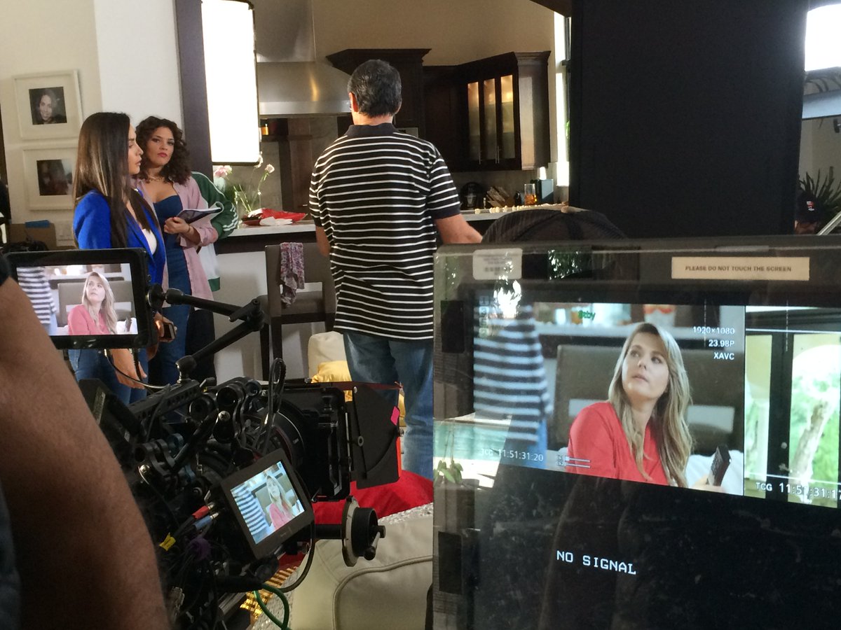 LasPrincesasX1's tweet photo. La hermosa @Sonya_Smith haciendo de las suyas en el set de #lasprincesaonx1 una nueva serie de @Xfinity https://t.co/26dGRNqFj0