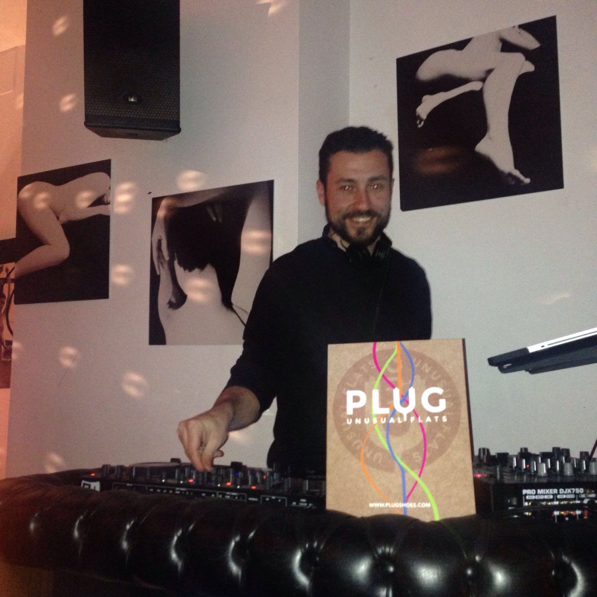 PlugShoes's tweet photo. #plugsessions ven a @barsoda y disfruta de la noche gracias a @SendasEspirales y @PlugShoes https://t.co/PaXVIaLXnB