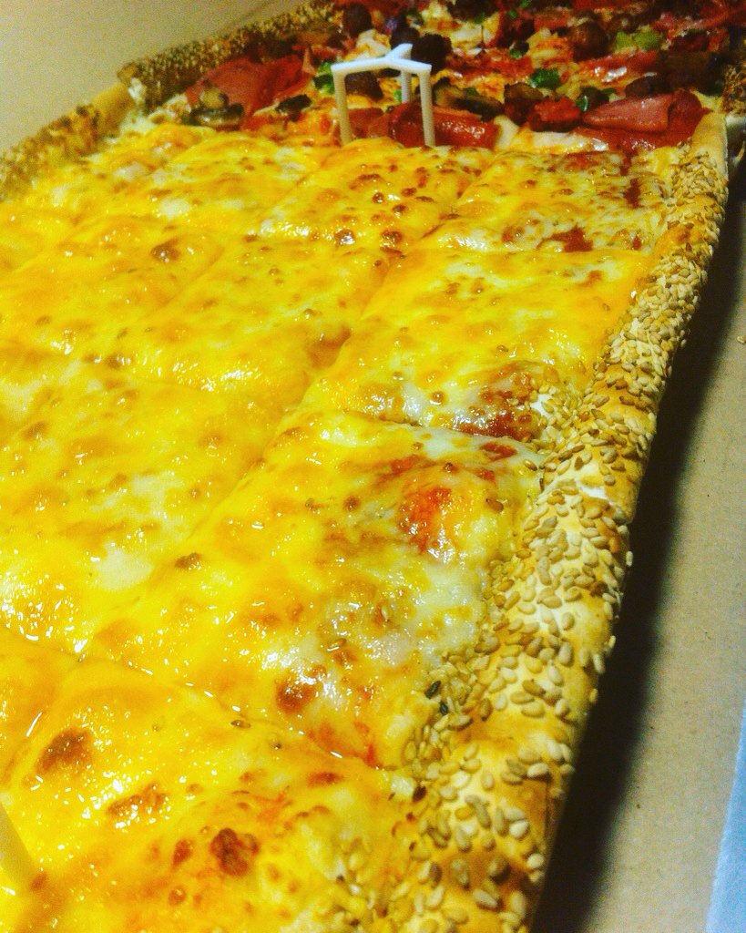 ElDetectiveMike's tweet photo. Para romper la dieta un rato porque me lo merezco #Pizza #benedettispizza #5Quesos https://t.co/KBG7Ah0flE