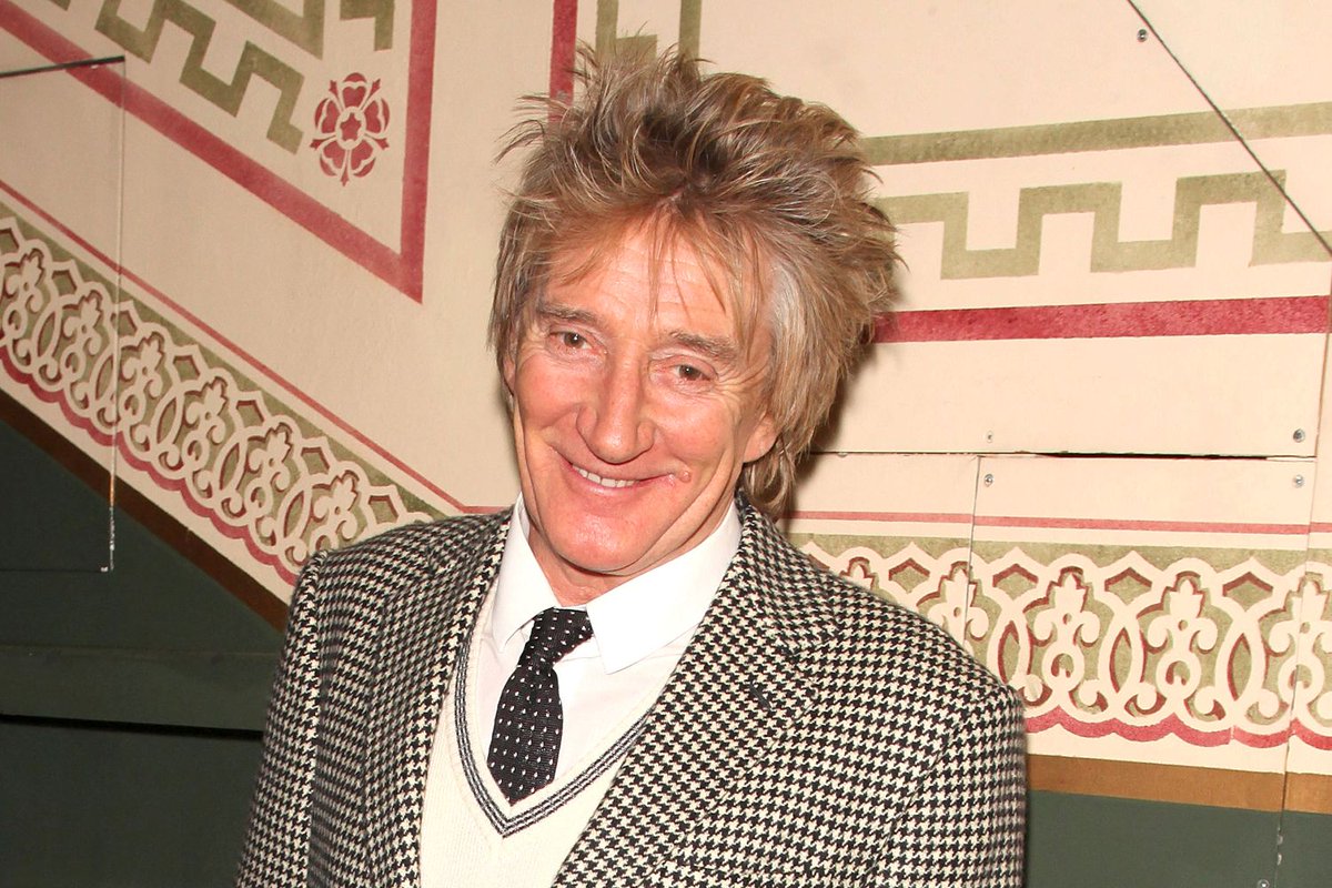 TheSunFootball's tweet image. .@rodstewart donates £10,000 to Carlisle after Premier League clubs snub appeal thesun.co.uk/sol/homepage/s…