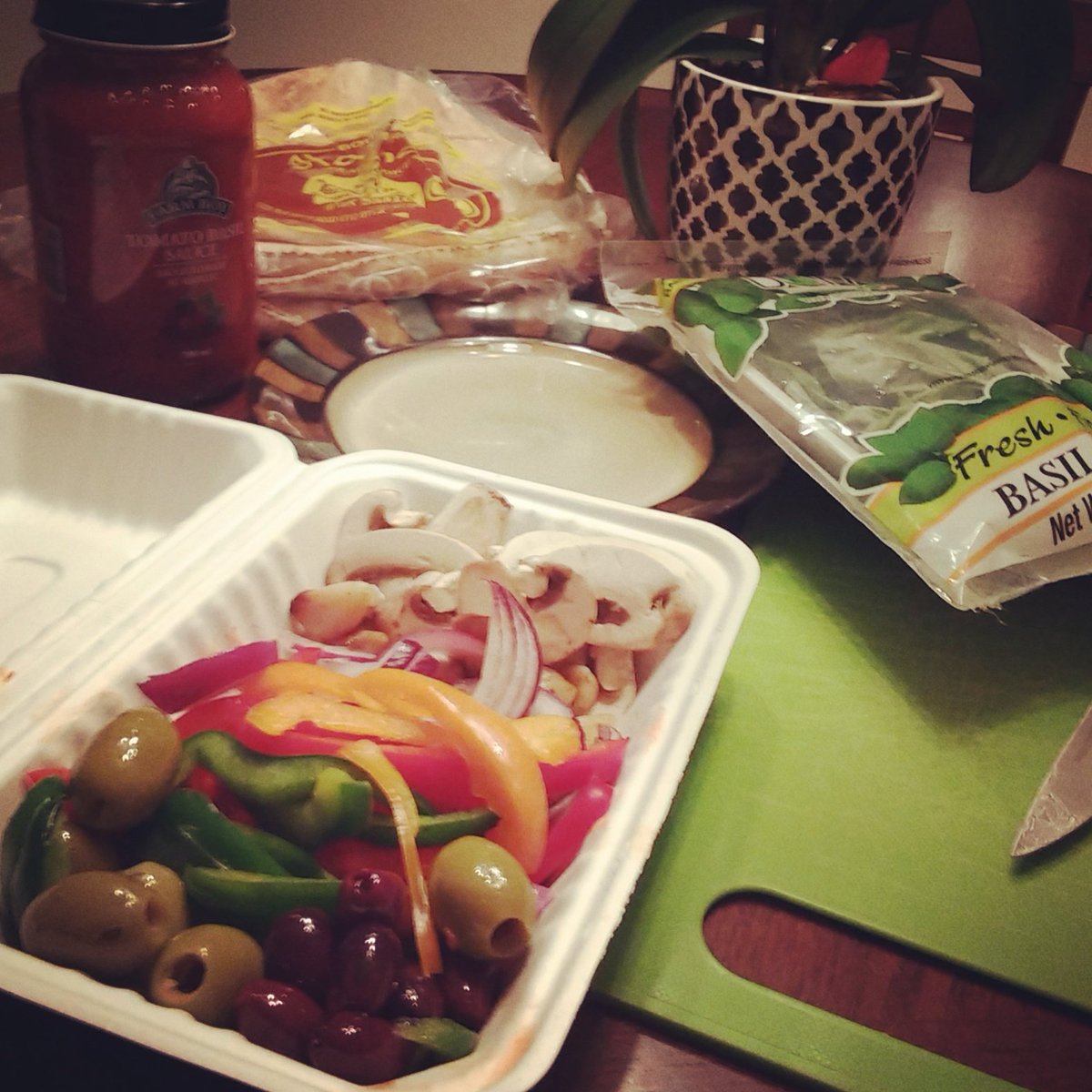 juliabeltrano's tweet image. Lazy/Genius #dinnerhack: raided the salad bar at the grocery store for pizza toppings #ihatechopping 👏🍕