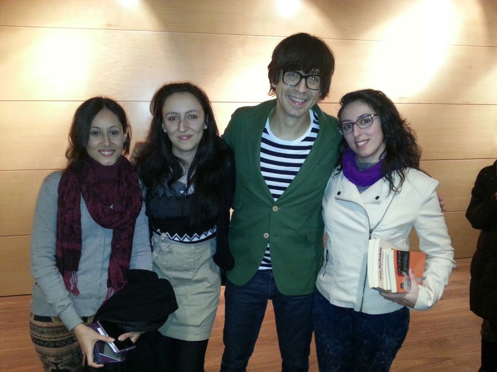 A_Isilwen's tweet photo. @PiedrahitaLuis de parte de @Isamdelatorre, la de los 5 libros. Gracias por ser geniadivertiamable en persona! ;) https://t.co/7UxPhWusik