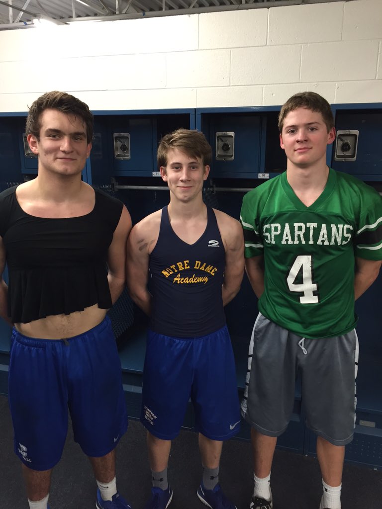 CovCathFootball's tweet photo. Tight-Fit T-shirt Friday was a success today! #havingfungettingbig #guysworkinghard #earnyourjersey #colonels https://t.co/IDiocM0Eta