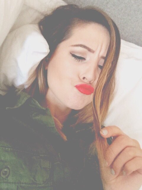 LOVlNGHER's tweet photo. RT if zoë has ever made you smile! 😌💞✨ #ZoellaTo10Million https://t.co/9i9eVGWaiv
