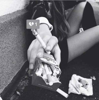 NICOLLROMANI's tweet image. “Y asi, voy caminando por la calle. Con los pulmones oxidados, los ojos hinchandos y el corazón un poco desmadrado…"