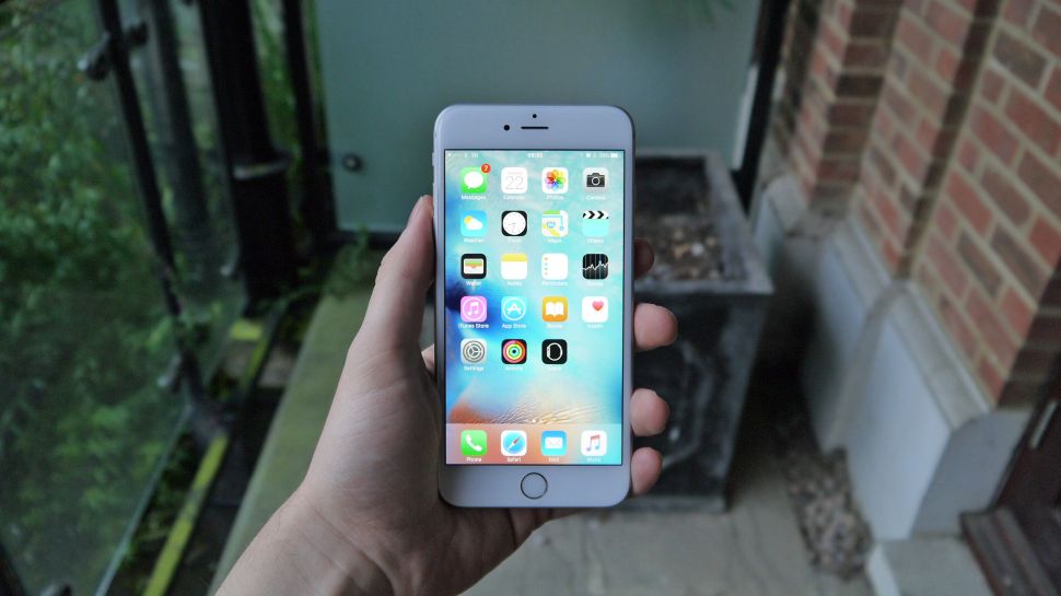 GiZMedia1's tweet photo. iPhone 7 may introduce wireless charging – but with a new twist https://t.co/nGdhk7qcZQ https://t.co/sMH1HJrmCE