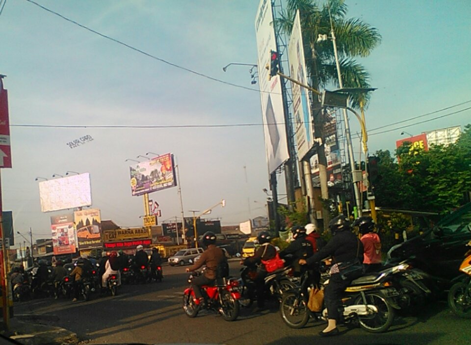 #jogja  <a href="/Ishomuddin2/">Ishomuddin</a>: traffic light-nya mana, berhentinya dimana. Pdhl di situ ada polisi tp membiarkan. Pembiaran?