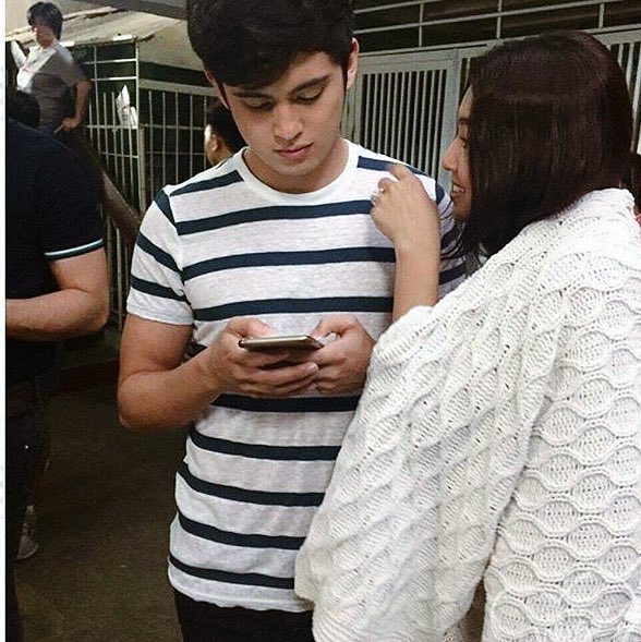 JaDine_Addicts's tweet image. How to distract your boyfriend while he&apos;s using his phone.

#NadineForWhisperAllDayNoCheck