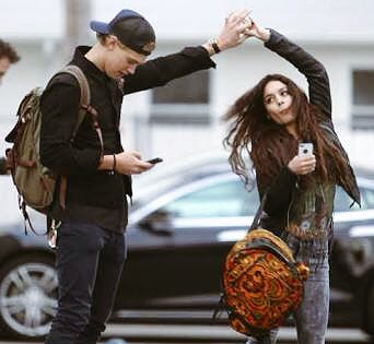 JaDine_Addicts's tweet image. How to distract your boyfriend while he&apos;s using his phone.

#NadineForWhisperAllDayNoCheck