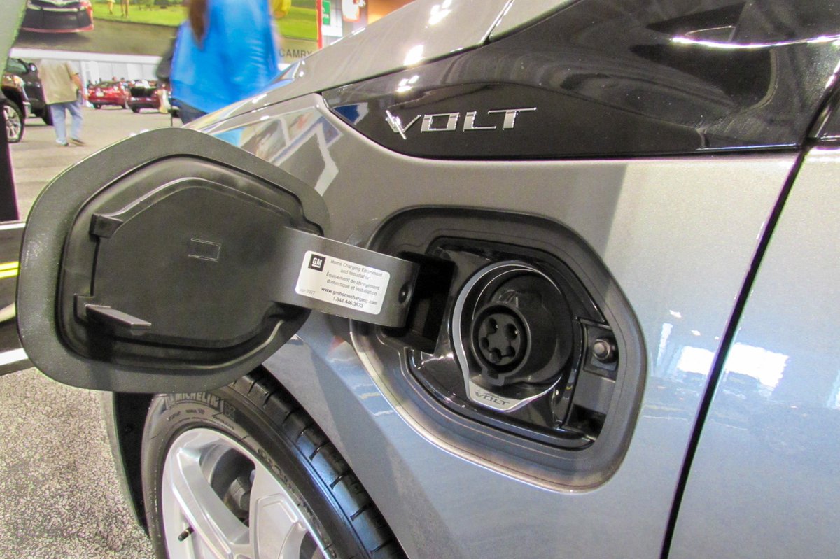 NEAutoShow's tweet photo. Correction, the #Chevy #Volt can now go 53 miles without using any gas! #ProvidenceAutoShow https://t.co/tGFALQ7uyW