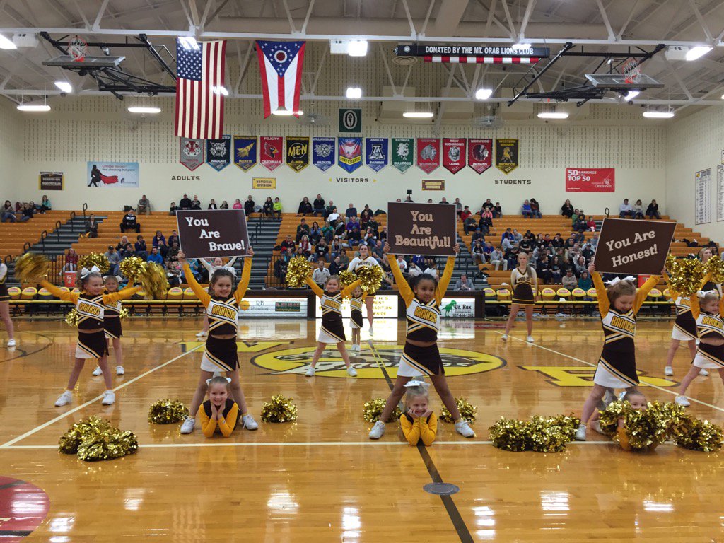Western Brown High School and Pee Wee cheerleaders putting on a "POSITIVE" cheer for the large crowd!  Good job!!😀😀