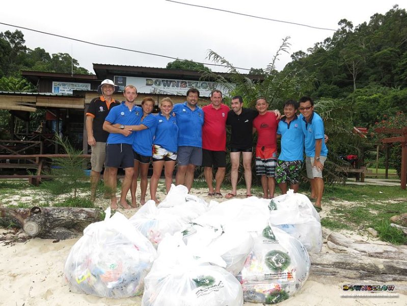 divedownbelow's tweet photo. They dint juz qualify @PADI #OWSIs..they cleaned up da beach 2! Wat @projectaware #Pros do! https://t.co/tzCN3zaOiQ https://t.co/yRLqWKfcoY